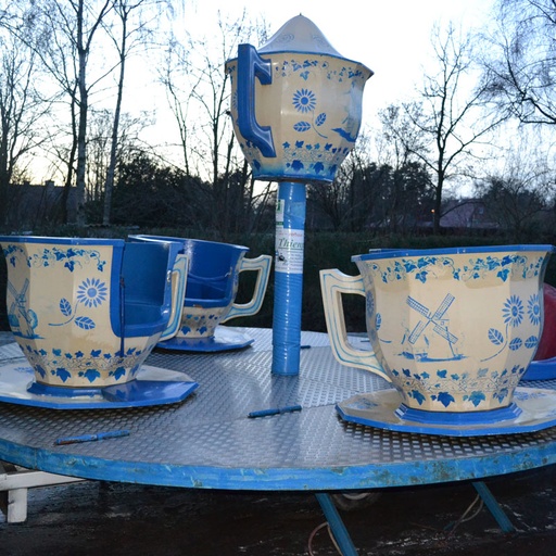 [781] Draaimolen Theekopjes